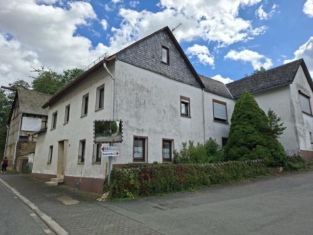 Altes Bauernhaus mit Scheune, Garage und großem Wiesengrundstück