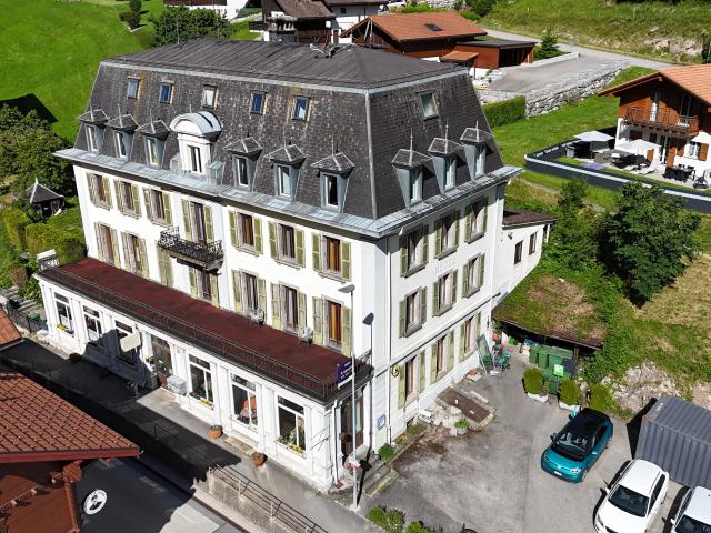 Altes Charakterhotel mit bebaubarem Grundstück – großes Potenzial für Verbesserungen