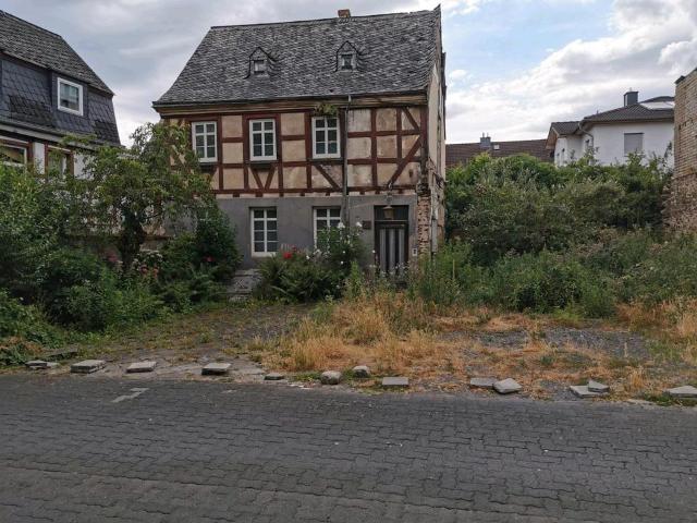 Altes Fachwerkhaus mit Grundstück in Koblenz Güls, Gulisastraße