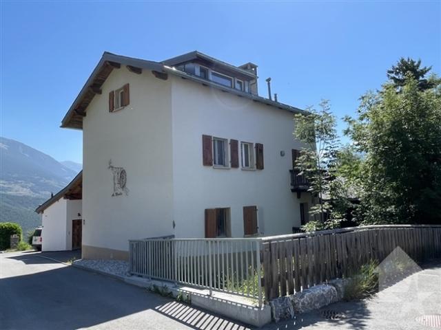 Altes Haus teilweise umgebaut 1 Doppelhaus und 1 Etage werden umgebaut