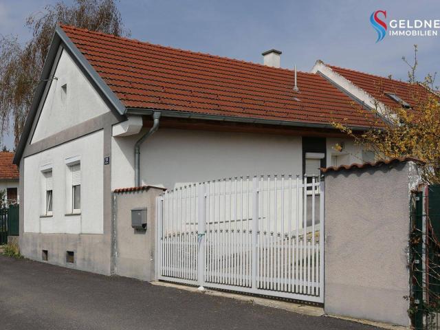 Altes Haus, 5 Zi, teilweise renoviert, Fenster & Türen erneuert, Dach neu eingedeckt, Carport