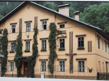 Geschichtsträchtiges altes Herrschaftshaus mit Potential in Semmeringgegend
