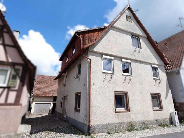 Älteres Dorfhaus mit viel Platz, Scheune und 2 Garagen