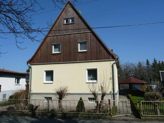 Älteres Einfamilienhaus mit großzügigem Nebengelass