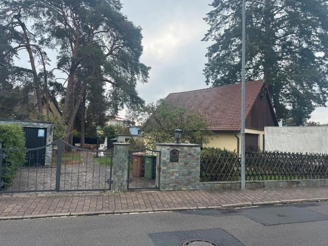 Älteres kleines Haus mit wunderschönen Baumbestand