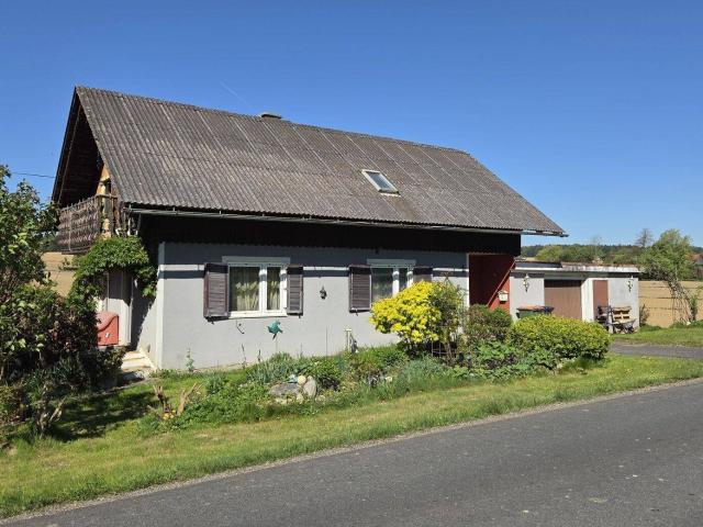 Älteres Wohnhaus mit angebauter Doppelgarage im Freiland