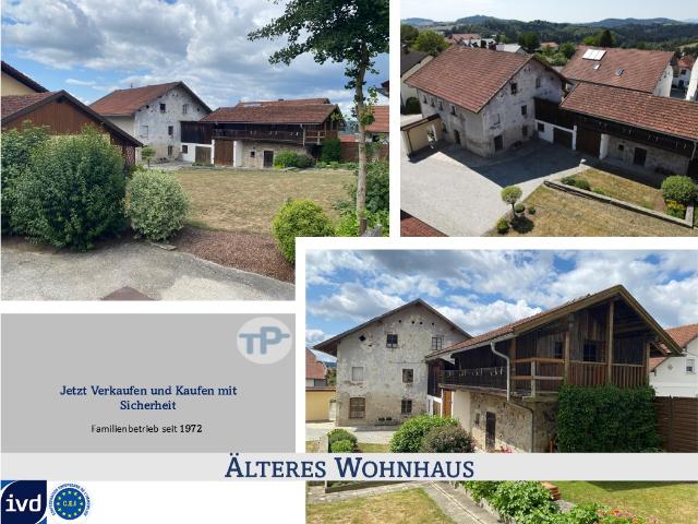 ÄLTERES WOHNHAUS MIT NEBENGEBÄUDE