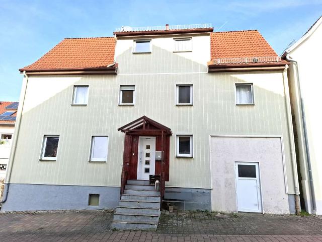 Älteres Wohnhaus in einer Anliegerstraße im Wohngebiet Igersheim