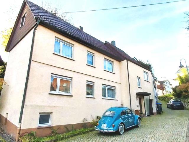 Älteres 1 2 Familienhaus mit Dachterrasse und Einzelgarage in BK Steinbach