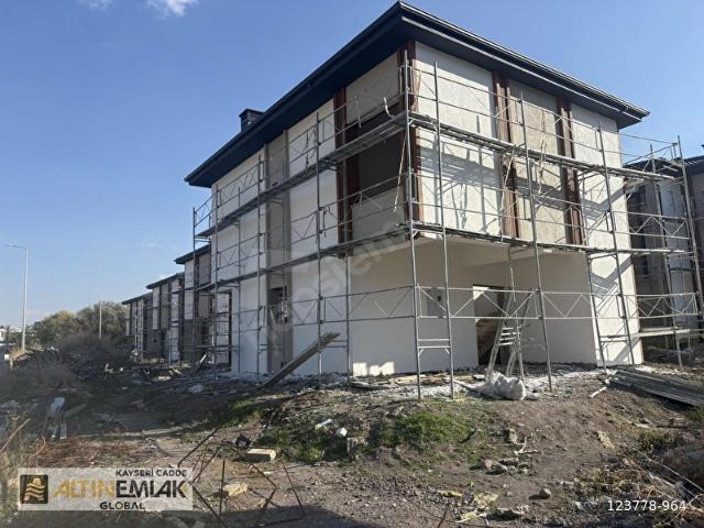 ALTIN CADDEALTINOLUK DA SİTE İÇERİSİNDE KONFORLU VİLLA
