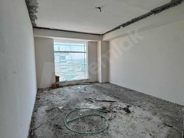 ALTINŞEHİR'DE GÖL MANZARALI 2+1 SATILIK BALKONLU KOT DAİRE