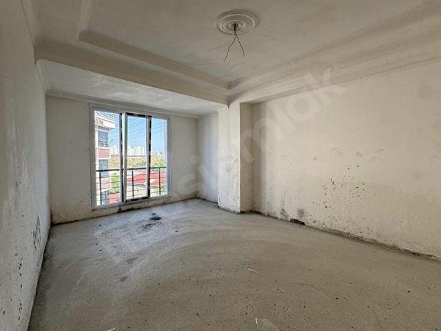 ALTINŞEHİR'DE 115M2 SATILIK CADDEYE YAKIN 3+1 ARAKAT DAİRE