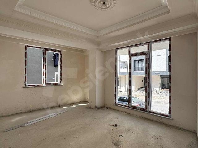 ALTINŞEHİR'DE 1+1 SATILIK 60M2 ÖN CEPHE YÜKSEK GİRİŞ DAİRE