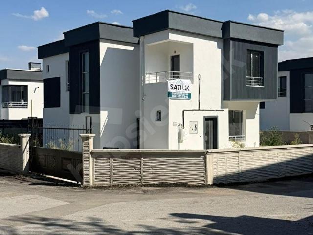 ALTINOLUKTA 500 M ARSA İÇERİSİNDE MESKENLİ 5+1 SATILIK VİLLA