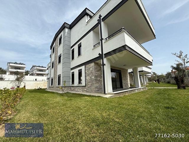 ALTINOLUKta HAVUZLU SİTEDE SATILIK 6+1 GENİŞ SIFIR VİLLA