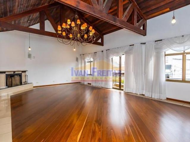Alto Padrão com 6 Dormitórios e Piscina no Portão Ideal para Uso Residencial ou Comercial