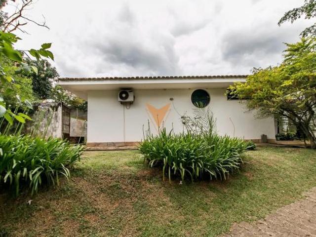 Alto Padrão no Paisagem Renoir! Casa com 3 Suítes, Ar Condicionado e Terreno de 2.695m² em Cotia/SP