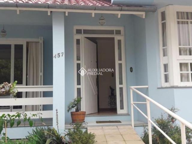 Casa de três pavimento alto padrão, 240m² área privativa
