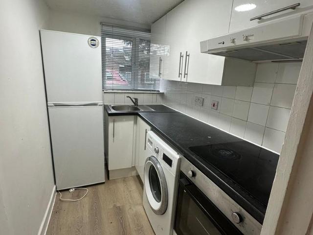 Alton Gardens, Luton 3 bed apartment to rent £1,750 pcm £404 pw