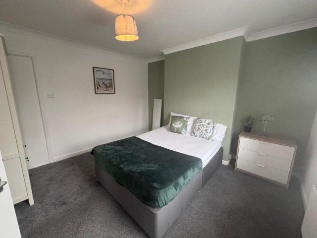 Alton Road, Bournemouth BH10 5 bed house to rent £650 pcm £150 pw