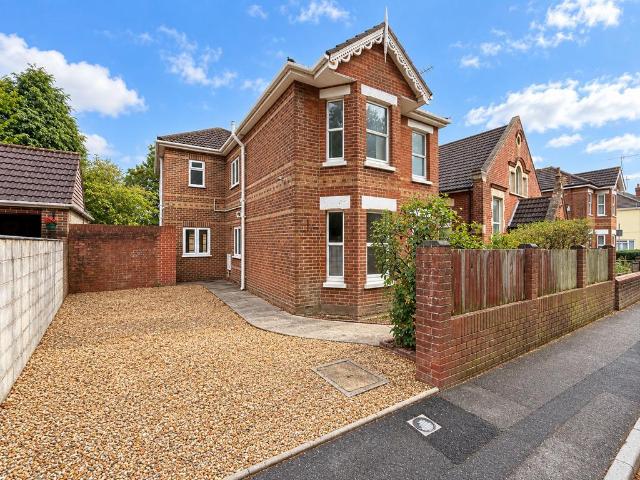 Alton Road, Bournemouth BH10 6 bed detached house to rent £3,900 pcm £900 pw