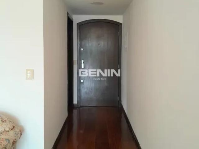 ALUGA amplo apto SEMI MOBILIADO de 02 quartos, 96m² privativos, com sacada no Centro de Canoas. Alug
