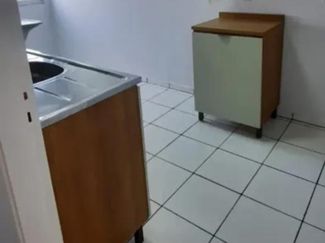 Aluga apartamento semi mobiliado, 2 dormitórios, com ar split, sala com sacada