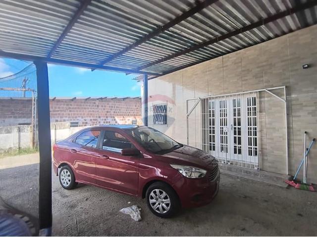 Aluga casa com 02 quartos, 01 banheiro social, cozinha americana, 1 quarto de serviço, garagem par 3 carros e com 1.200m² de terreno
