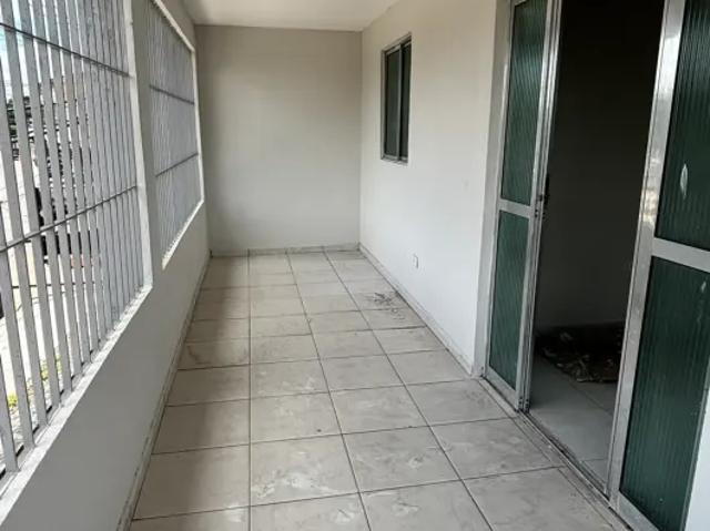 Aluga se 1 sala comercial + 01 casa no pavimento superior!