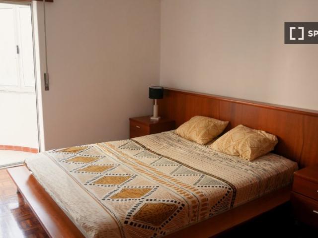 Aluga se apartamento de 2 quartos em Sintra