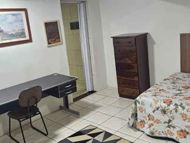 ALUGA SE P/ SOLTEIRO OU CASAL