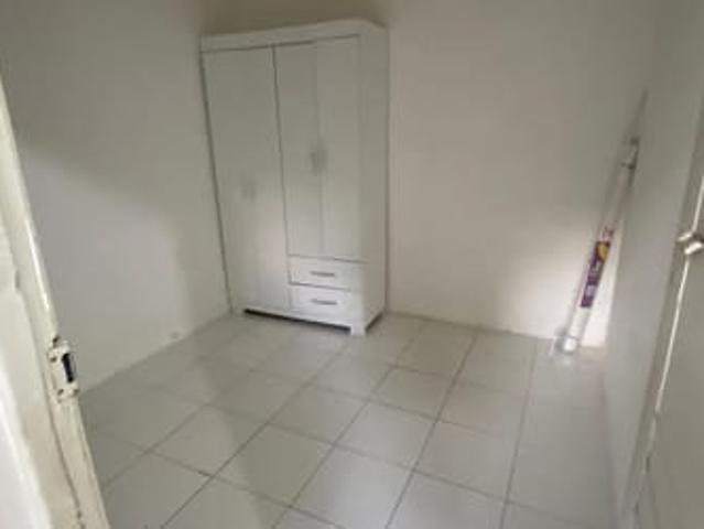 ALUGO 1 QUARTO INDIVIDUAL R$550,00 PARA MOÇA não mobiliado