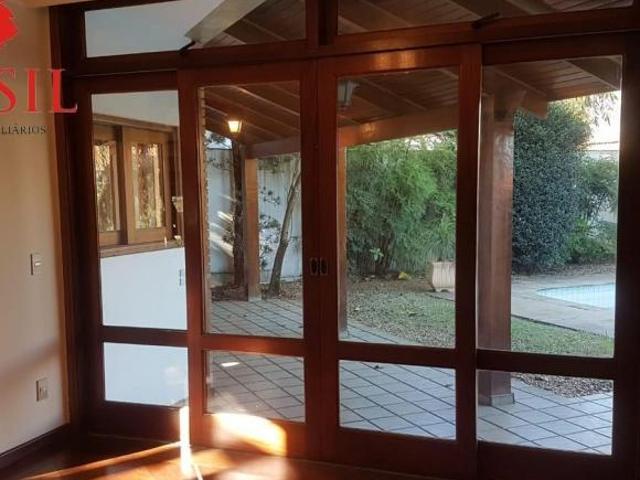 Alugo casa no Alphaville 5, com piscina e lindo jardim, melhor alameda do condomÍnio