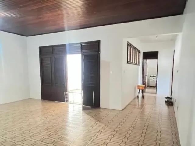 Alugo casa comercial na av. Dos sambaquis calhau