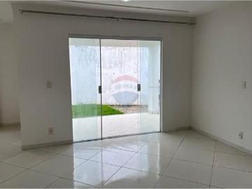 Alugo casa em Abrantes com 3 suítes em condomínio fechado