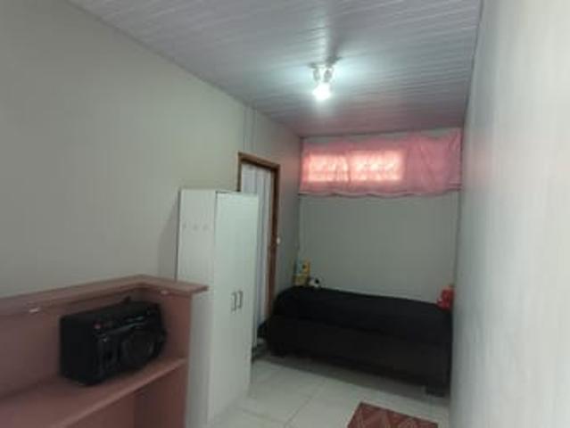 Alugo lindo quarto