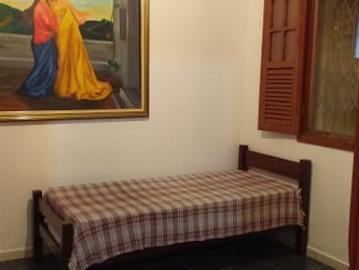 Alugo qto p/moças