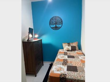 Alugo quarto de dependências duplo para moças