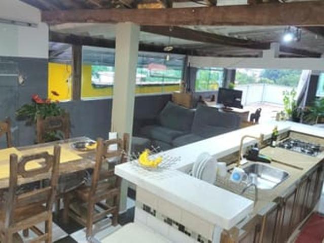 Alugo quarto espaçoso em casa ampla e aconchegante