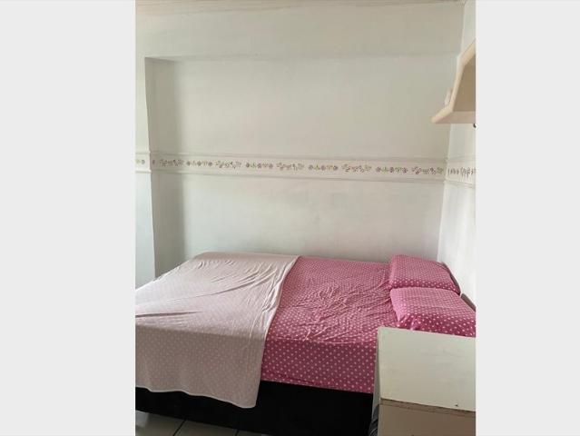 Alugo quarto mobiliado com banheiro privativo no Meireles