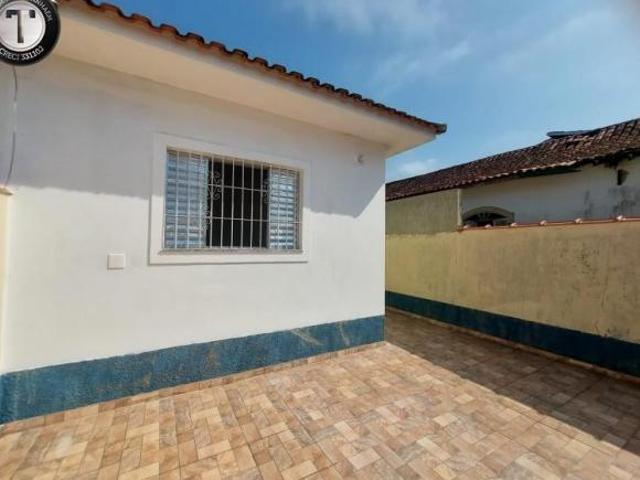 Aluguel de Imóvel em Itanhaém SP: Casa com 2 Quartos, 1 Sala, 2 Banheiros e 2 Vagas de Garagem no Ba