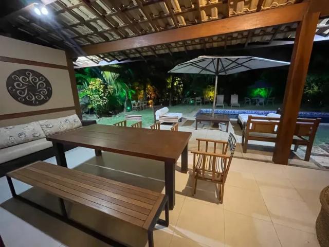 Aluguel de Temporada– Casa de Luxo com 5 Quartos 3 Suítes | a 450 m da Vila que dá acesso à Praia