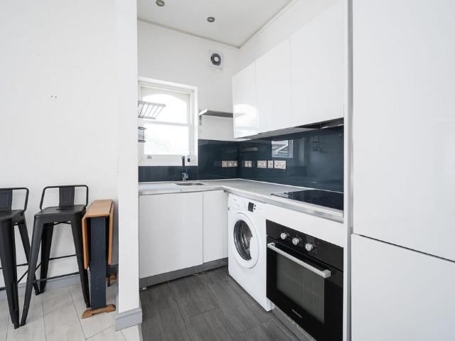 Alvington Crescent, Dalston, London, E8 1 bed flat to rent £2,300 pcm £531 pw