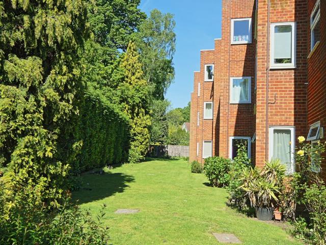 Alwyne Court, Woking GU21, 1 bed flat to rent, £1,250 pcm | PrimeLocation