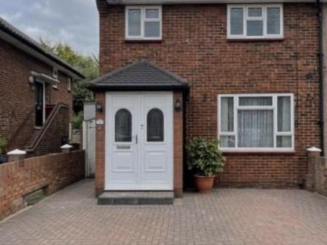 Alwen Grove, Essex, RM15 End of terrace house to rent £2,000 pcm £462 pw
