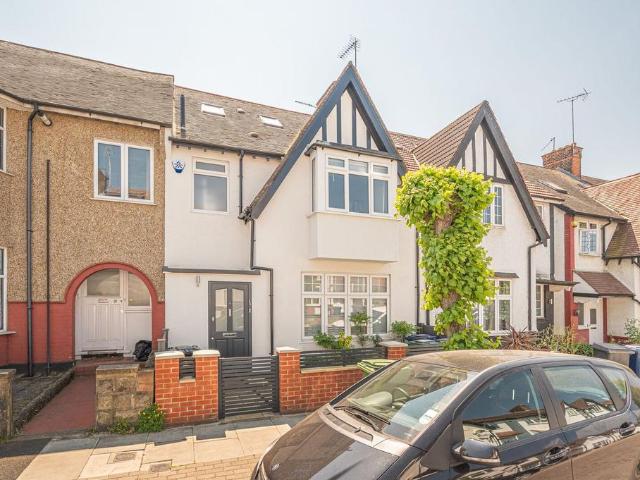 Alyth Gardens, Golders Green, London. 4 bed house to rent £5,350 pcm £1,235 pw
