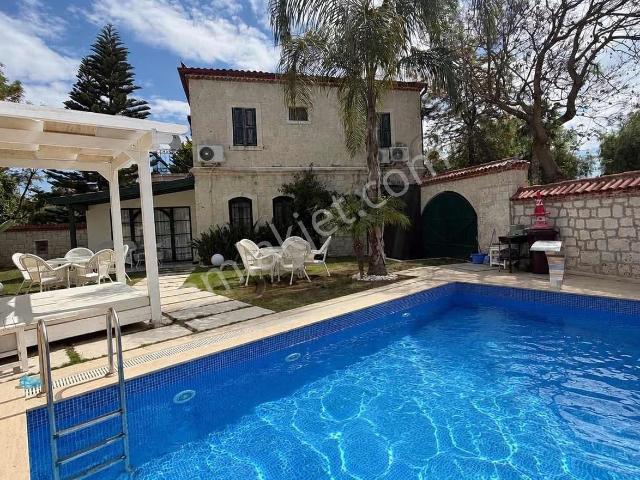 Alya Gayrimenkul Alaçatı Çarşısı Yakını Havuzlu Lüks Villa