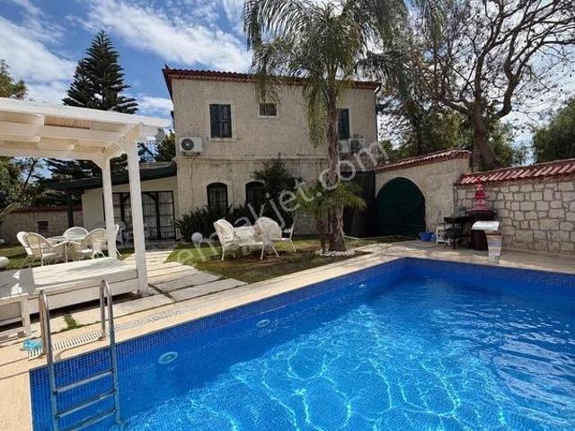 Alya Gayrimenkul Alaçatı Çarşısı Yakını Havuzlu Lüks Villa