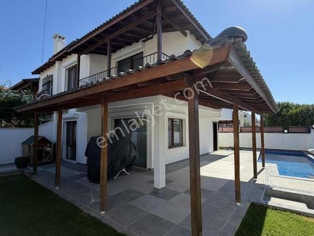 Alya Gayrimenkul Alaçatıda Havuzlu Kiralık Villa