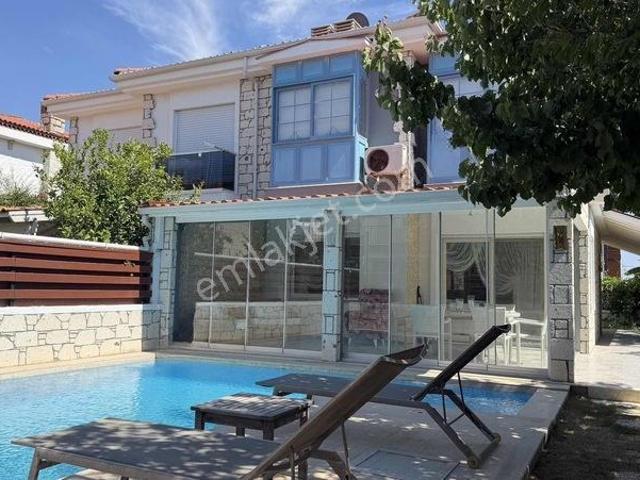 Alya Gayrimenkul Alaçatıda Havuzlu 3+1 Kiralık Villa